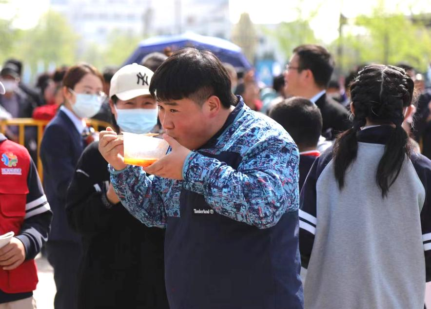“科技味”十足的蘸水面值得一尝！pg电子平台美食“芯”动力！这根(图5)
