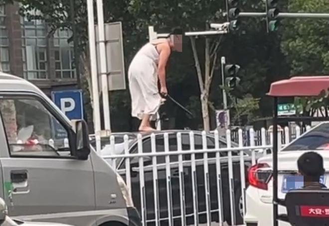 车通报：系精神病发作家属愿意承担赔偿pg电子入口女子持械当街打砸多辆轿