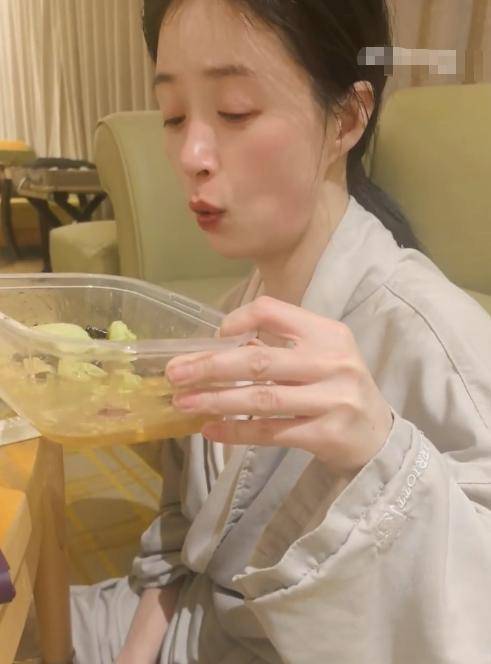 不饱饭崩溃大哭助理不安慰还总咄咄逼人pg电子试玩入口蒋欣精神状态惹担忧吃(图6) 不饱饭崩溃大哭助理不安慰还总咄咄逼人pg电子试玩入口蒋欣精神状态惹担忧吃(图6)