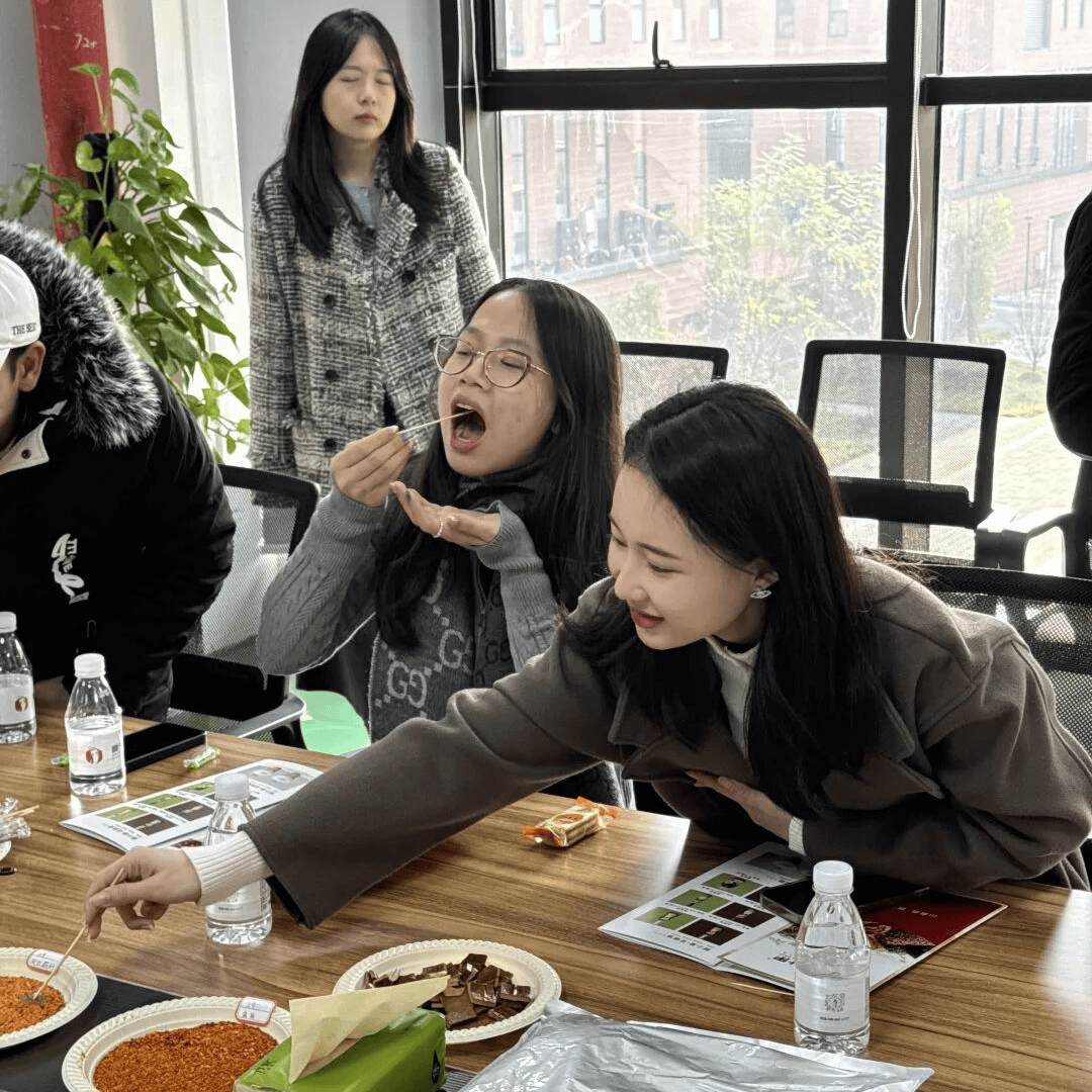 国留学生探访“綦江制造”走向世界pg试玩从花椒香到机械轰鸣：17(图2)